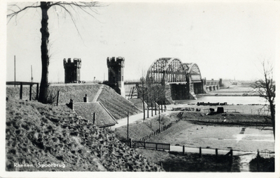 12027 Gezicht op de spoorbrug over de Rijn te Rhenen, na herstel van de oorlogsschade van de meidagen van 1940.
